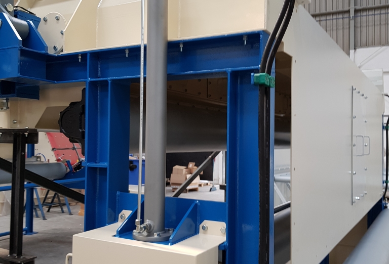 Drying of sawdust and woodchips on a belt dryer