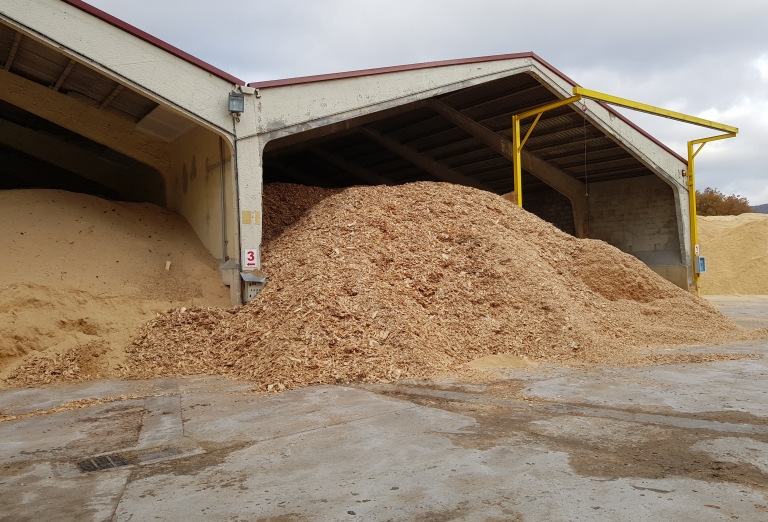 Drying of sawdust and woodchips on a belt dryer