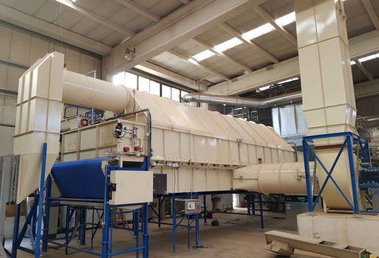 Drying of sawdust and woodchips on a belt dryer