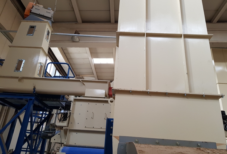 Drying of sawdust and woodchips on a belt dryer