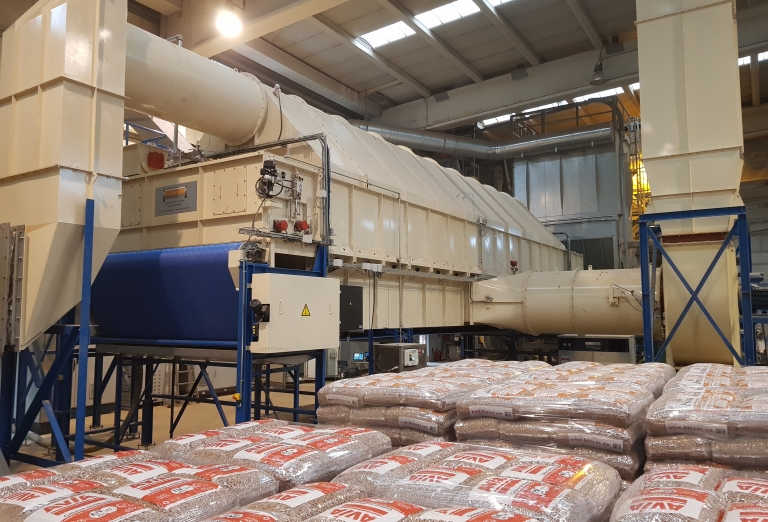 Drying of sawdust and woodchips on a belt dryer