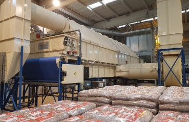 Drying of sawdust and woodchips on a belt dryer