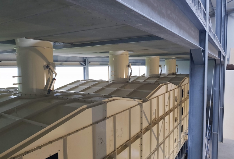 Drying of food production waste on a belt dryer