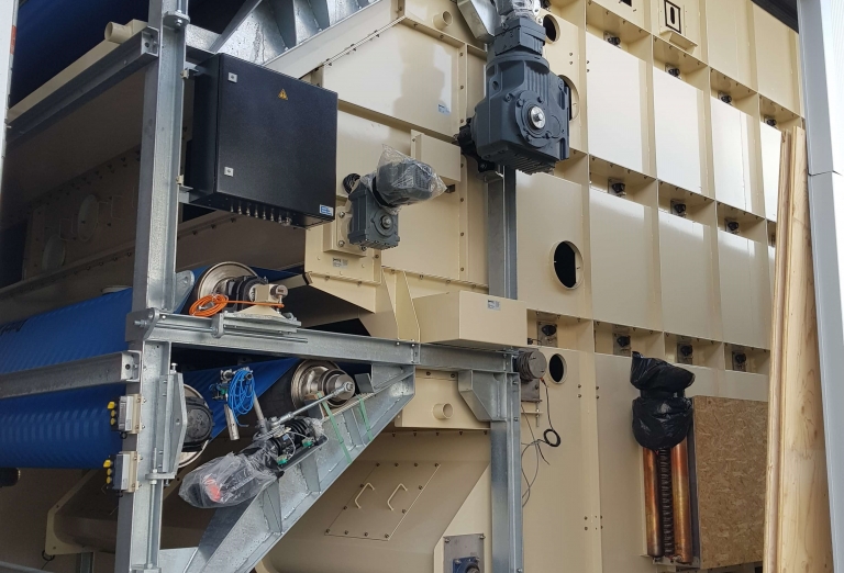 Drying of food production waste on a belt dryer