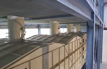 Drying of food production waste on a belt dryer