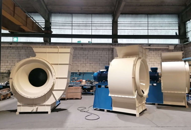 Drying of woodchips and sawdust on a belt dryer