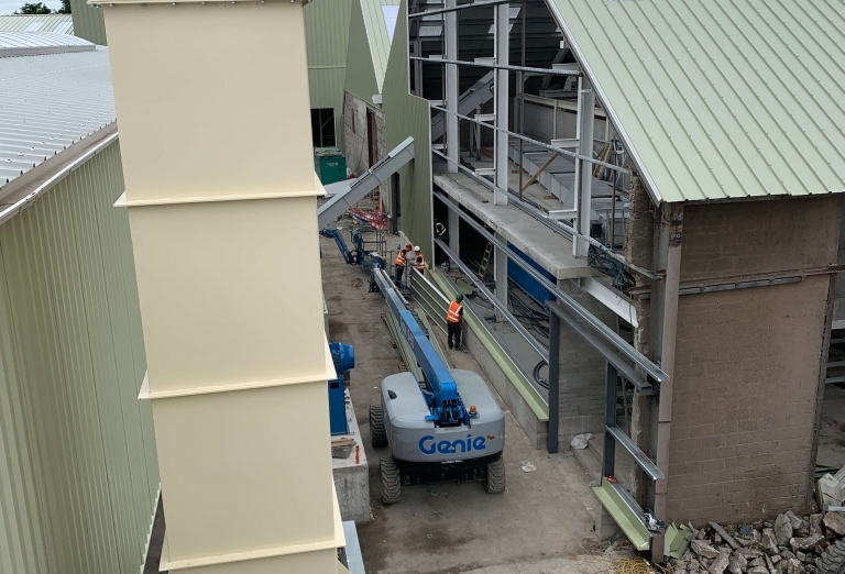 Drying of woodchips and sawdust on a belt dryer