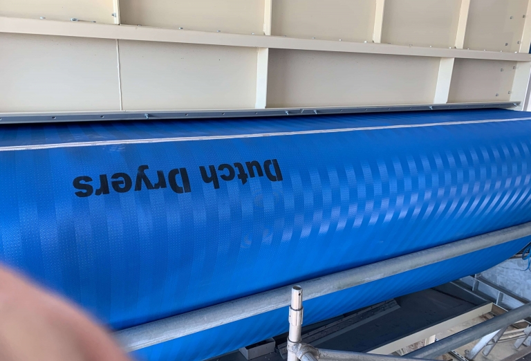 Drying of woodchips and sawdust on a belt dryer