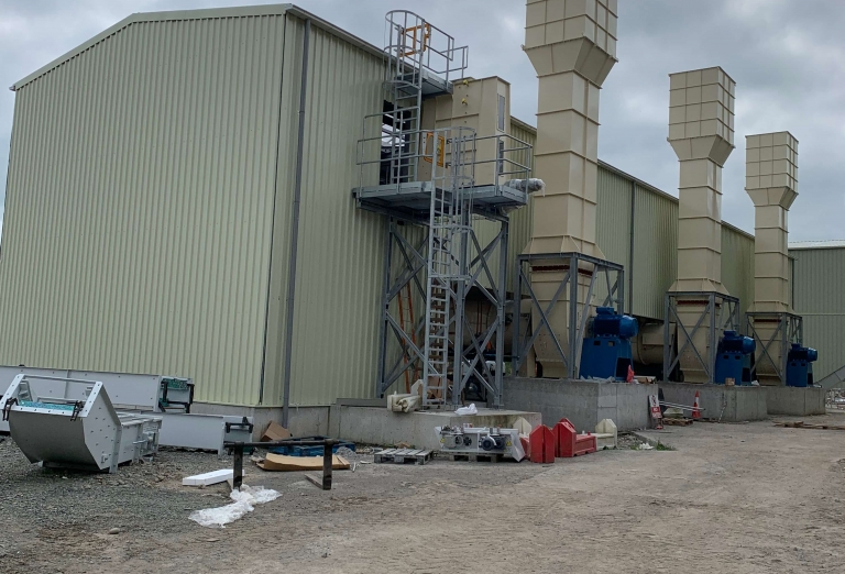 Drying of woodchips and sawdust on a belt dryer