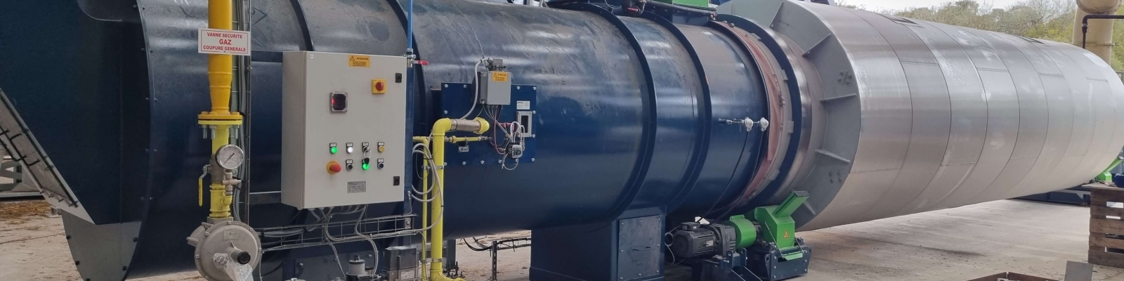 Straw based manure dryer