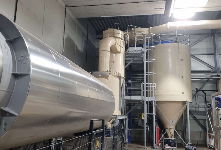 Dryer for manure and fermentation residues
